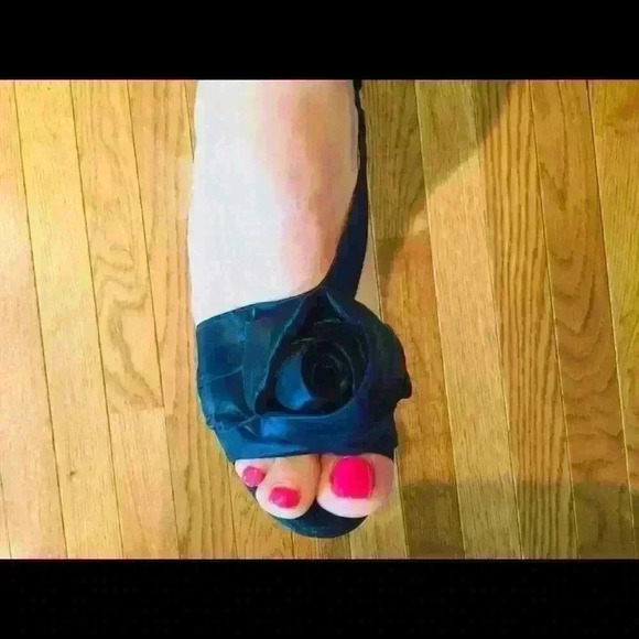 Badgley Mischka gorgeous sandal. 4 inch heel - Picture 4 of 7